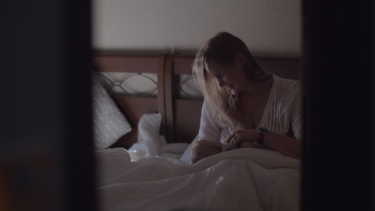 어머니 는 집 에서 아기 와 함께 조용 한 시간 을 보내고 있다