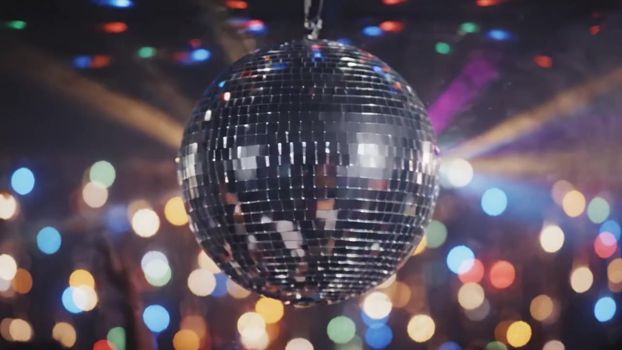 En livlig dansefestscene med en glitrende diskokugle omgivet af farverige lys, der skaber en energisk atmosfære fyldt med glæde og fest.