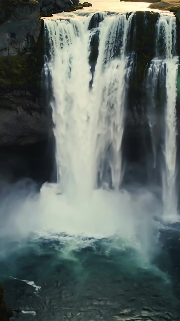Video verticale: Raggiungendo il bordo del canyon, un fiume forma cascate a colonna che precipitano per gravità in una pozza.