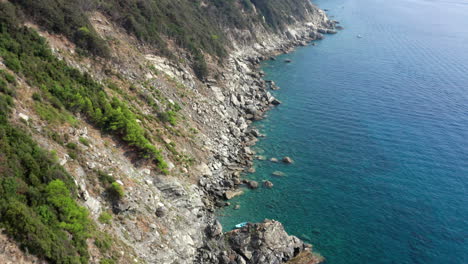 4K-Summer-aerial-view-of-rocky-shore-with-incredible-turquoise-sea-near-Sestri-Levante,-Italy