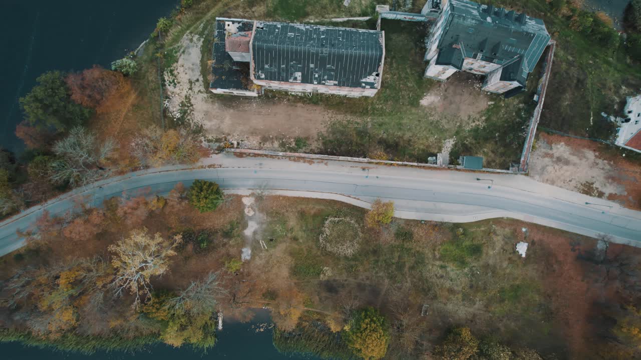 호수 elckie jezioro의 작은 섬에 성 유적을 드러내는 공중 상승