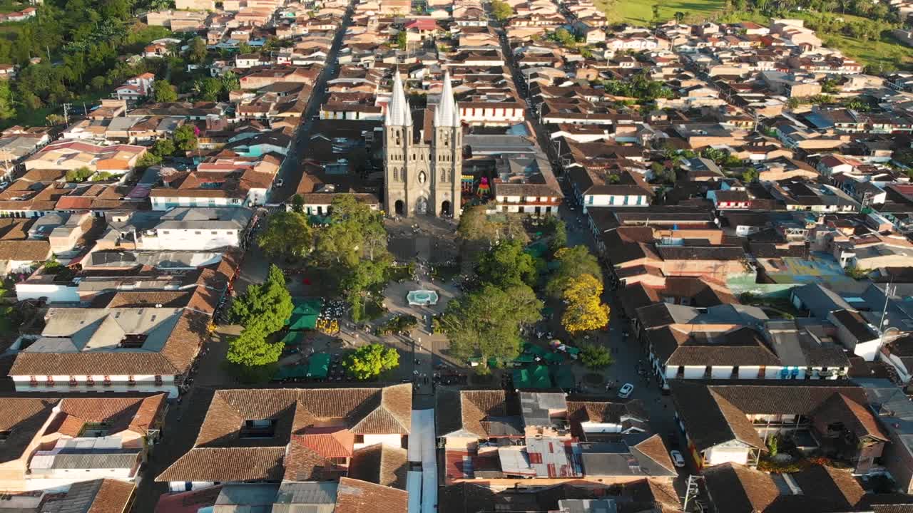 retiro aéreo de drones filmado sobre la pequeña ciudad de jardin en colombia mostrando la icónica basílica de la iglesia de la inmaculada concepción