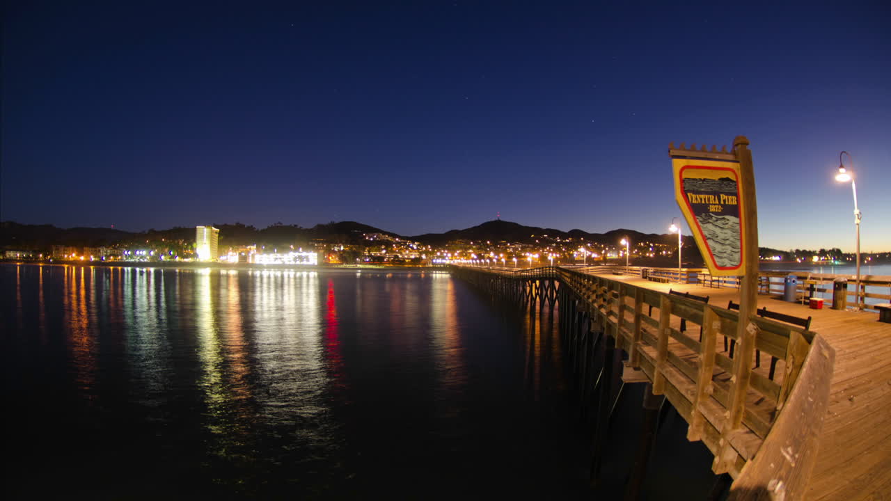 벤츄라 캘리포니아의 벤츄라 부두에서 바다에 반사되는 도시 불빛의 밤에서 낮까지의 시간 경과