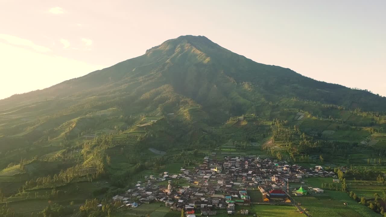 monte sumbing con vistas al campo, el campo y las plantaciones de tabaco