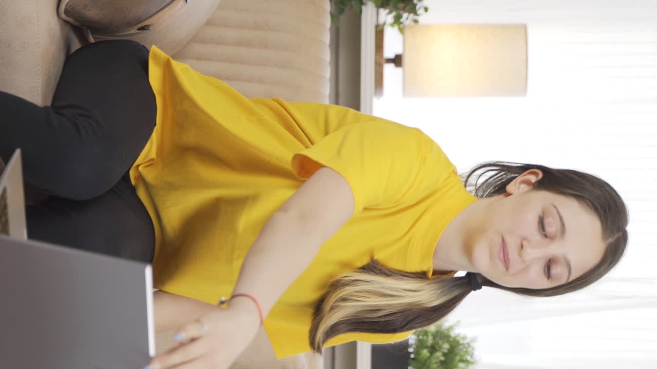 숙제를 끝낸 여학생의 수직 비디오는 행복하고 평화롭습니다.