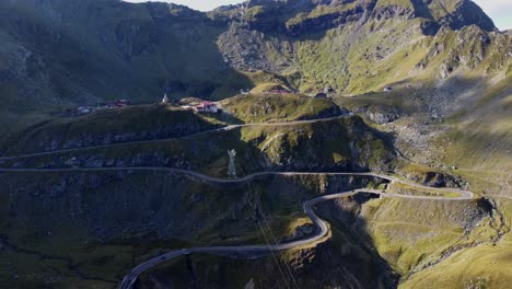 Toma-Orbital-De-La-Cima-De-Una-Montaña-Cerca-De-Transfagarasan-En-Las-Montañas-De-Los-Cárpatos,-Rumania