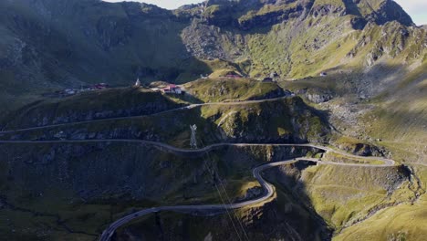 tomada en órbita de la cima de la montaña cerca de transfagarasan en las montañas de los cárpatos, rumania