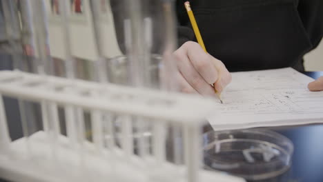 escribir en un aula de química de la escuela secundaria