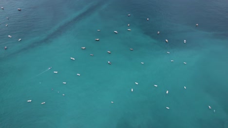 Barcos-De-Recreo-Esparcidos-Por-Las-Aguas-Azules-De-La-Atractiva-Costa-De-Amalfi