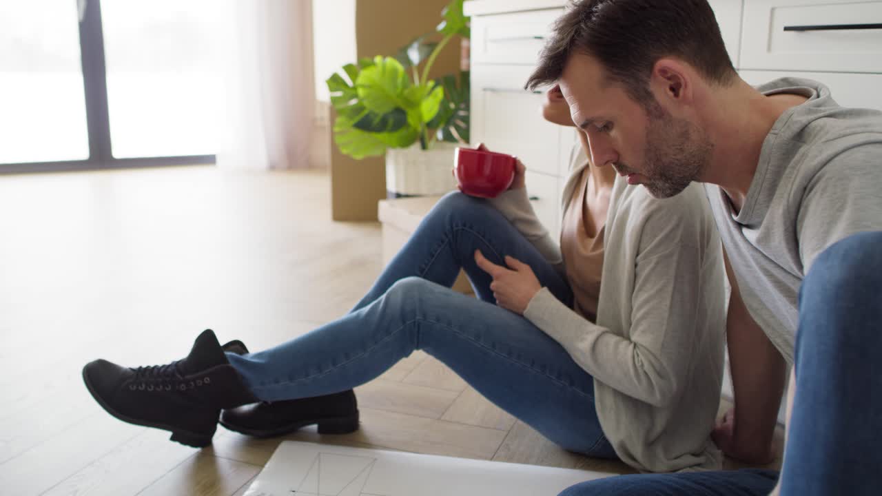 видео пары обсуждает план квартиры.