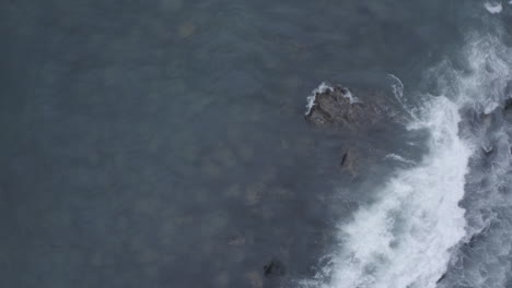 Video-Vertical,-Rocas-Con-Olas-De-Mar.-Escocia