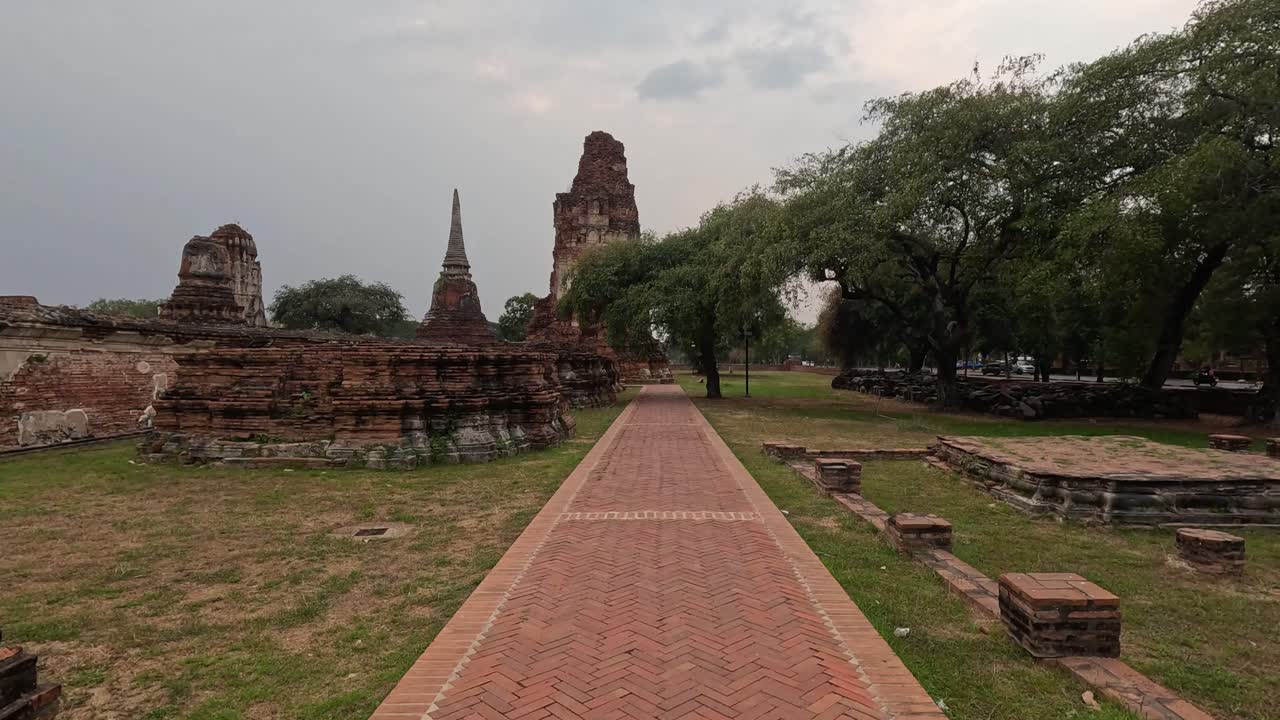 고대 사원 폐허를 가로질러 조용한 산책