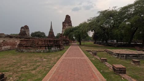 un tranquilo paseo por las ruinas del antiguo templo