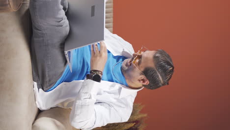 Video-Vertical-De-Un-Hombre-Mirando-Una-Laptop-Con-Asombro.