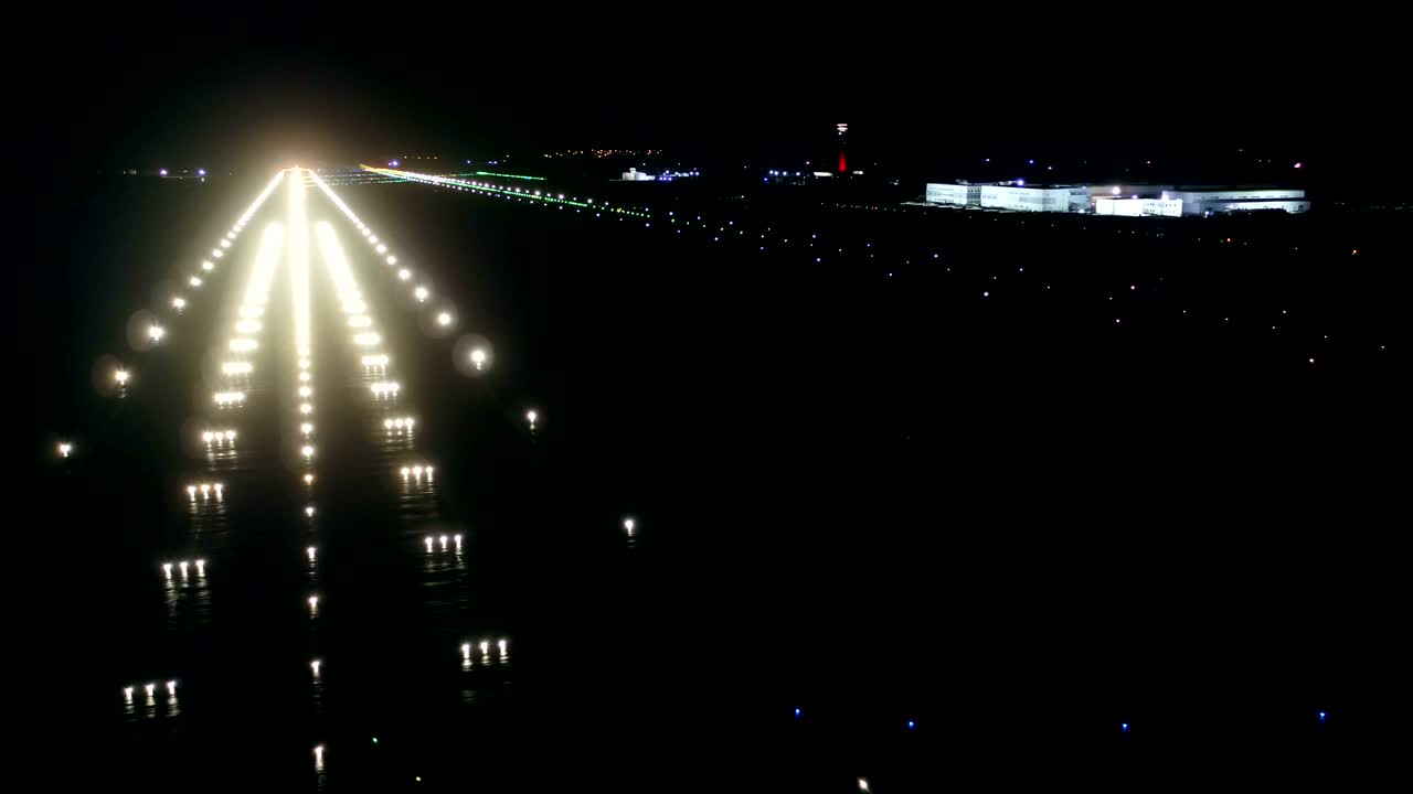 이스탄불의 새로운 공항에서 항공 교통 통제 타워.