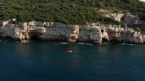 Kajakfahren-In-Der-Nähe-Von-Klippen-Und-Höhlen-In-Pula,-Istrien,-Kroatien---Drohnenaufnahme-Aus-Der-Luft