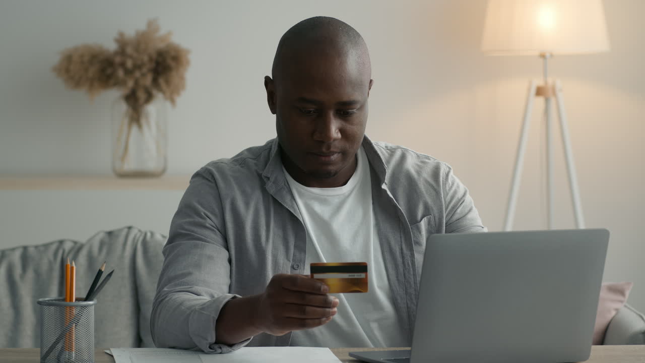 hombre pagando en línea con tarjeta de crédito