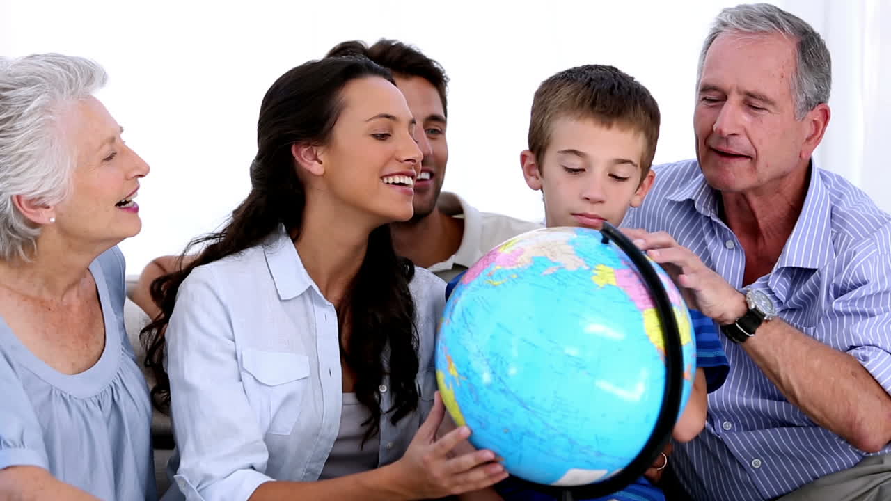 Família estendida olhando para o globo juntos