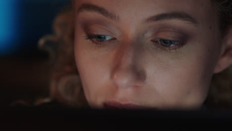 retrato de cerca de una mujer hermosa usando una tableta trabajando hasta tarde navegando por internet mirando la pantalla disfrutando de la comunicación en línea