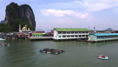 Casas-Y-Redes-De-Pesca-Flotando-En-El-Mar-En-El-Pueblo-Pesquero-De-Koh-Panyee