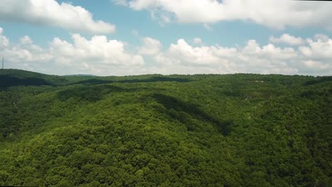 Summertime-Mountains-in-Kentucky-Drone-Shot