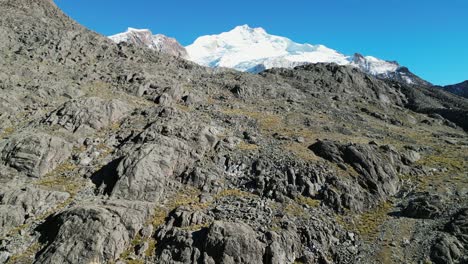 sube por el aire por la escarpada ladera rocosa hacia la cumbre del monte huayna potosi