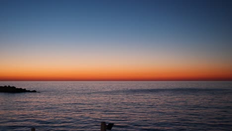 Vista-Panorámica-De-La-Puesta-De-Sol-En-El-Horizonte-Del-Mar-Mediterráneo