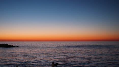 vista panorámica de la puesta de sol en el horizonte del mar mediterráneo