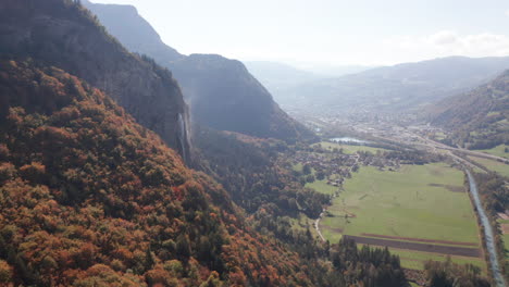 Volando-Sobre-Un-Bosque-Colorido-En-La-Cresta-De-La-Montaña-Cerca-De-Una-Cascada-Y-Un-Valle-Verde-En-Otoño