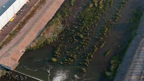 Inundación-De-La-Presa-De-Santa-Fe-Controlando-La-Escorrentía-Después-De-Fuertes-Lluvias-En-Una-Mañana-Brumosa---Revelación-De-Inclinación-Aérea-Hacia-Arriba