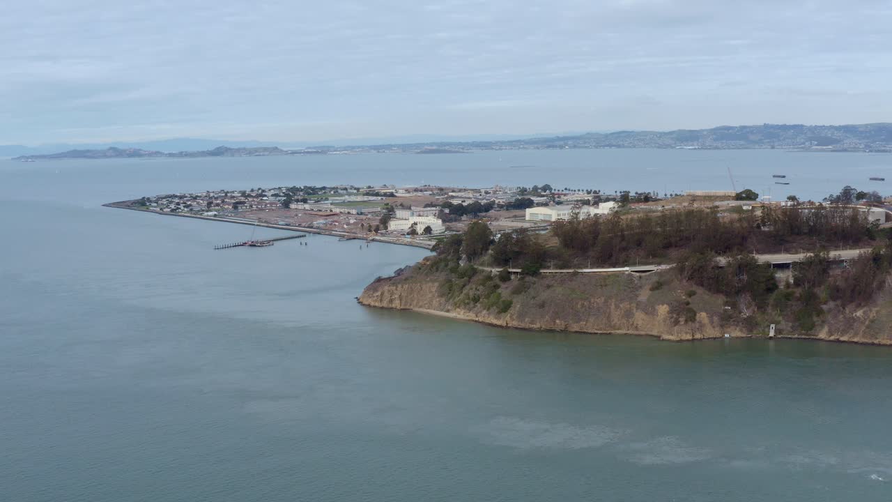aérea: vista de una isla y el océano, vista de drones