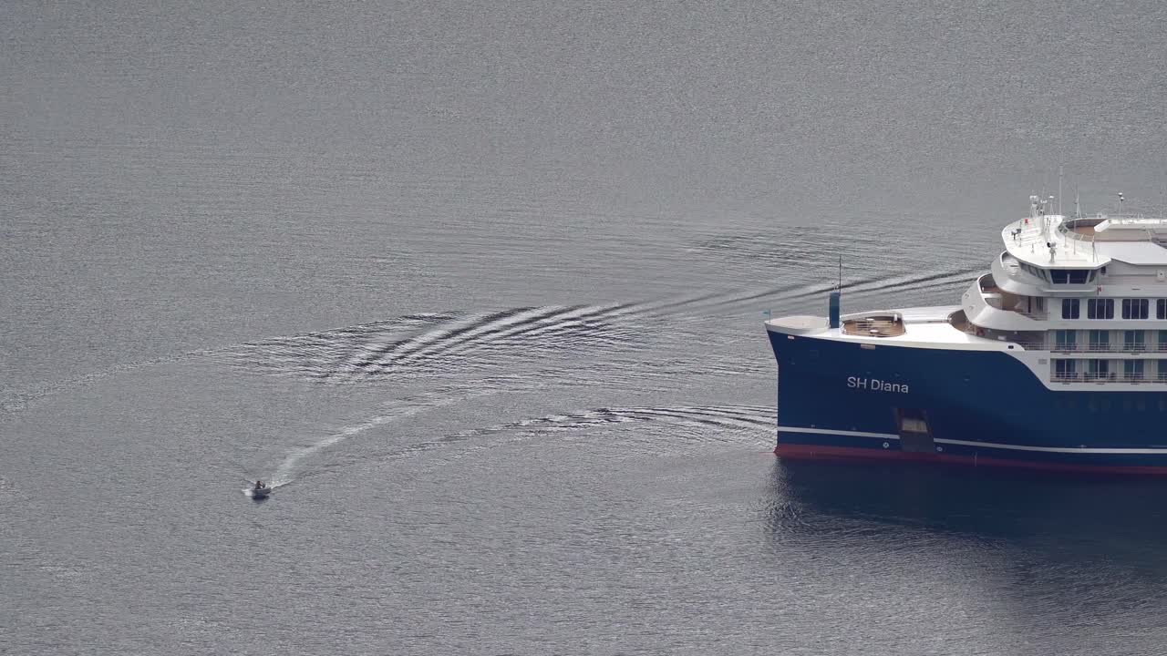 크루즈 선박의 앞부분을 가로지르는 작은 레저 보트 스완 헬레닉의  다이아나