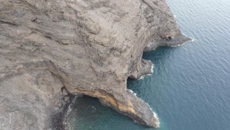 Luftdrohnen-Panorama-Der-Zerklüfteten-Küste,-Der-Lavafelsen-Und-Der-Steinigen-Strände-Auf-Der-Kanarischen-Insel-La-Palma