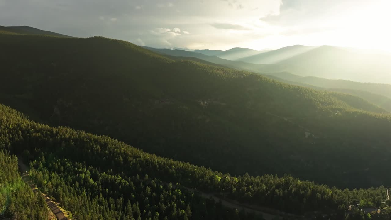 tomada aérea de un dron de idaho springs, colorado, al anochecer, mostrando la luz que se desvanece sobre las escarpadas cadenas montañosas