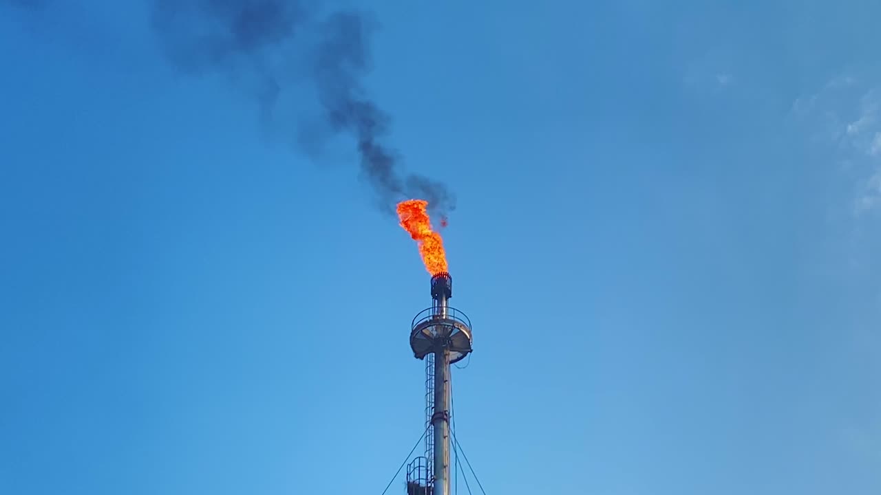 일부 구름과 함께 화창한 날 방글라데시에서 불타는 가스 플레어 흡연 검은