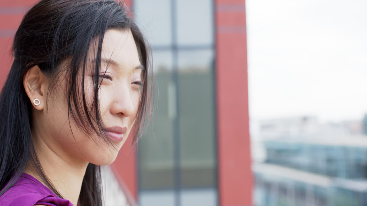 사무실에서 미소 짓는 아시아 사업가 여성의 초상화, 느린 동작, 복사 공간
