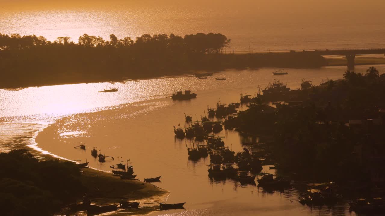 Solnedgang ved sjøen i Ratnagiri Konkan India