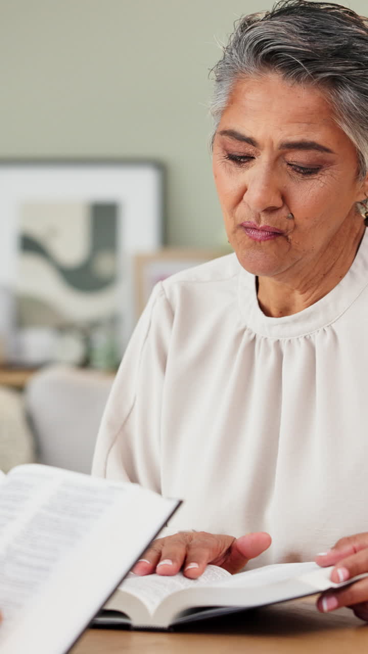 Ritratto di una donna che legge un libro