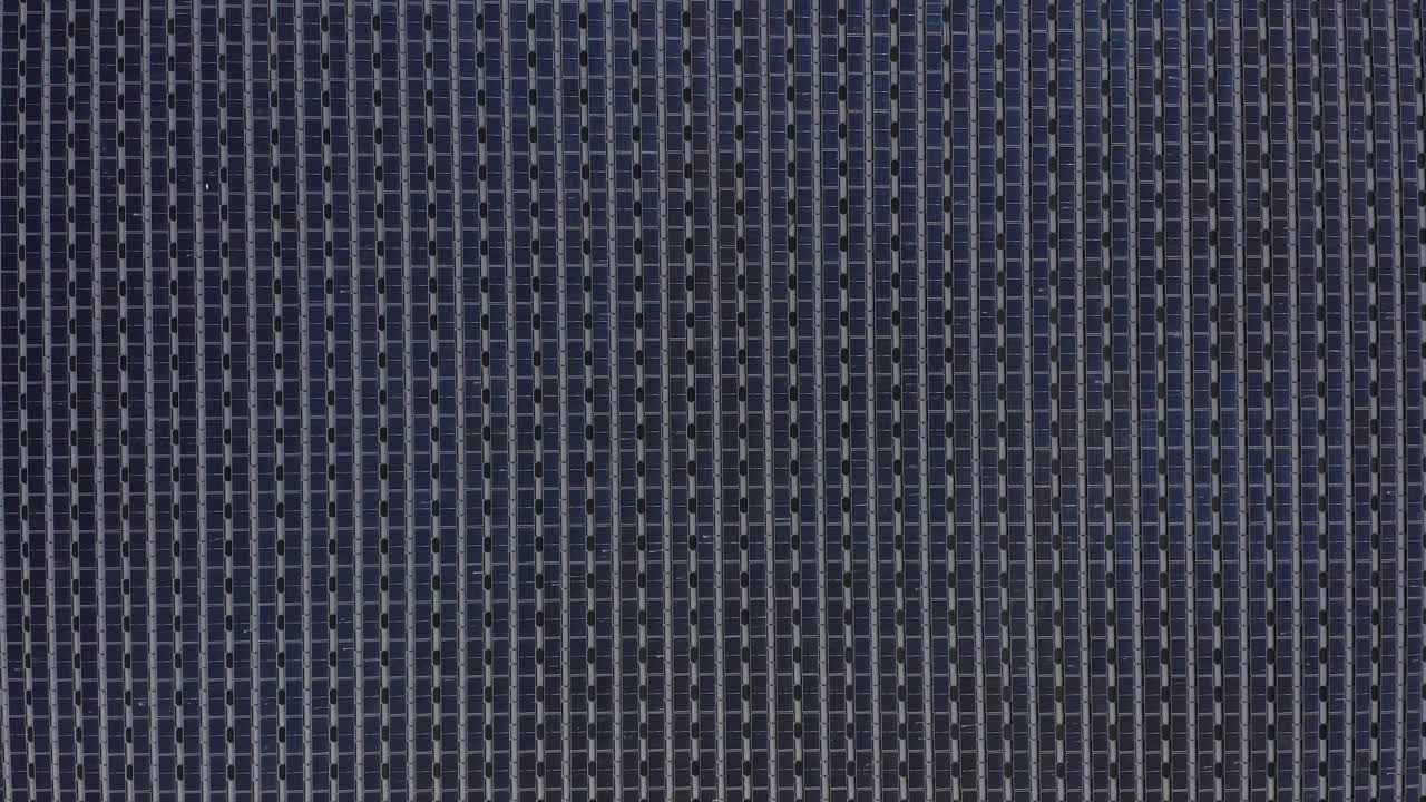 작은 연못에 떠 있는 태양 전지판의 조감도