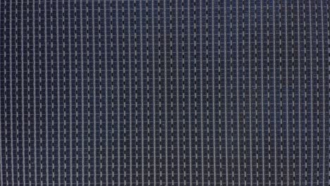 vista aérea de paneles solares flotantes en un pequeño estanque
