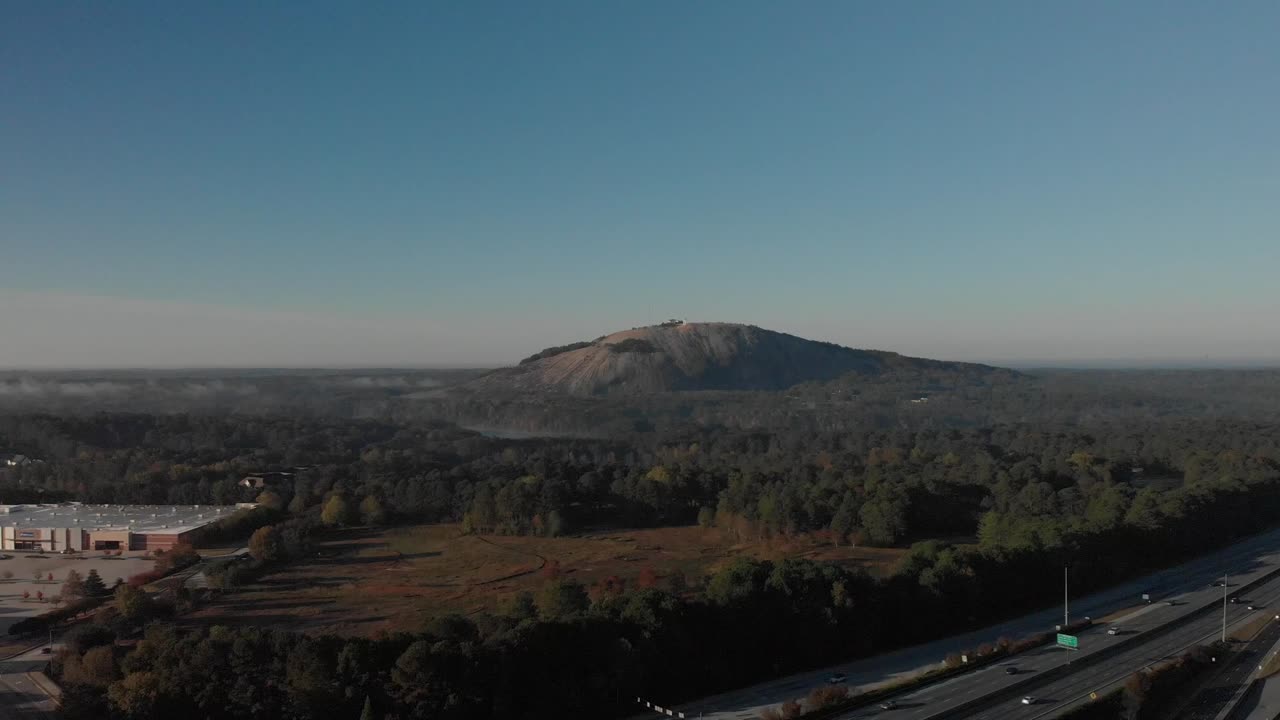 avión no tripulado tiro ancho de las montañas empuje lento en la zona industrial