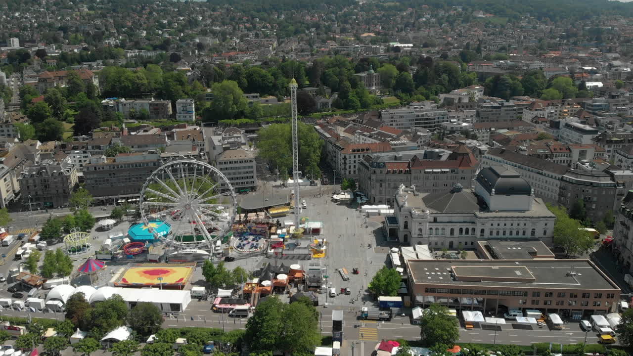 취리히페스트 기간 동안 스위스 취리히 시를 배경으로 놀이공원 대관람차를 향해 날아가는 아름다운 공중 드론 돌리