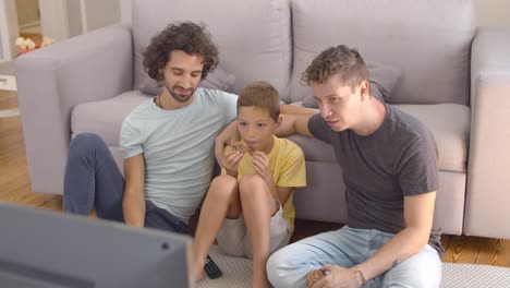 padres homosexuales positivos y niños comiendo galletas
