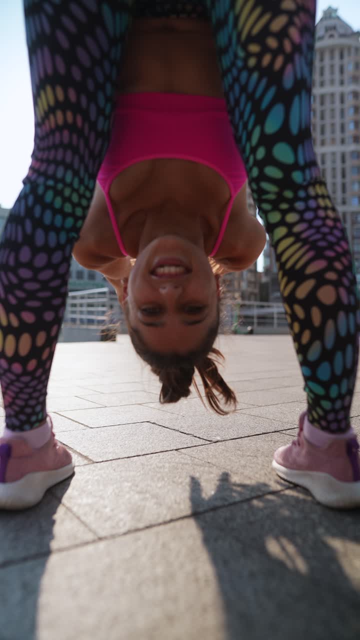 mujer estirándose al aire libre en la ciudad