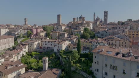 Bérgamo,-Italia,-Ascendiendo-Sobre-El-Típico-Antiguo-Pueblo-Medieval.