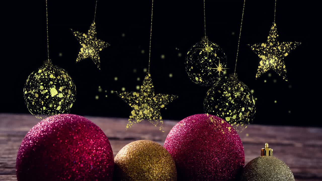 Animasi bola-bola dan bintang natal emas berayun di atas dekorasi gemerlap dengan latar belakang hitam.
