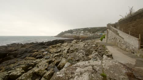 tomada que muestra el pueblo rocoso de mousehole en el fondo, cornwall