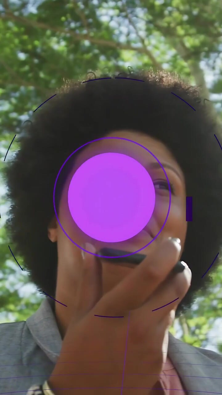 Video verticale: Donna che parla al telefono in un parco, facendo apparire un'interfaccia HUD viola che si posiziona di lato per una demo IT