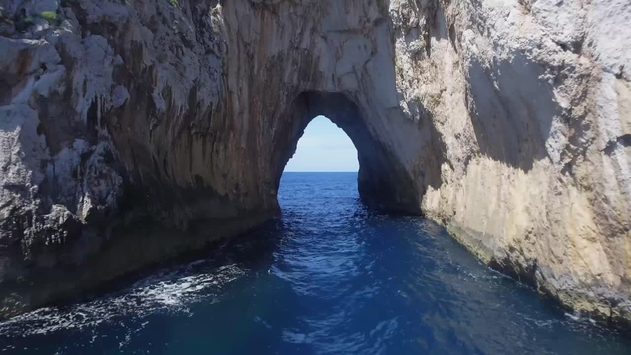 puertas de roca formadas naturalmente de faraglioni en capri, vista aérea de vuelo