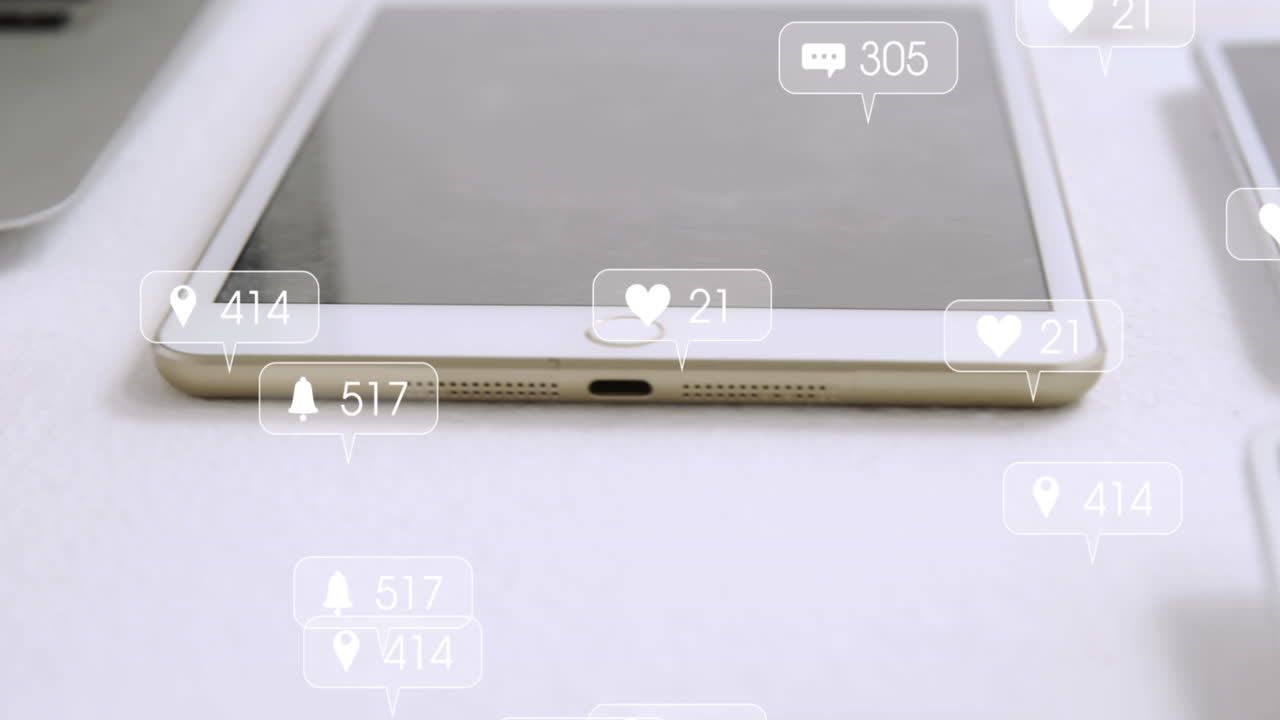 소셜 미디어 아이콘과 번호를 전자 장치에서 배너에 애니메이션으로 표시